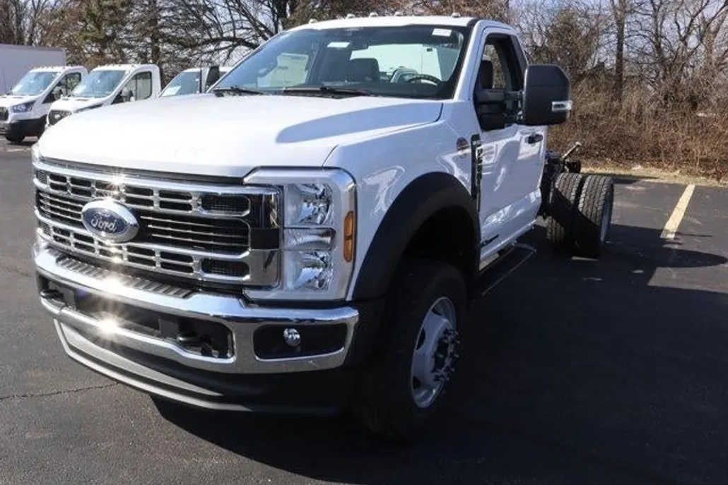 2024 Ford F-600 photo 1