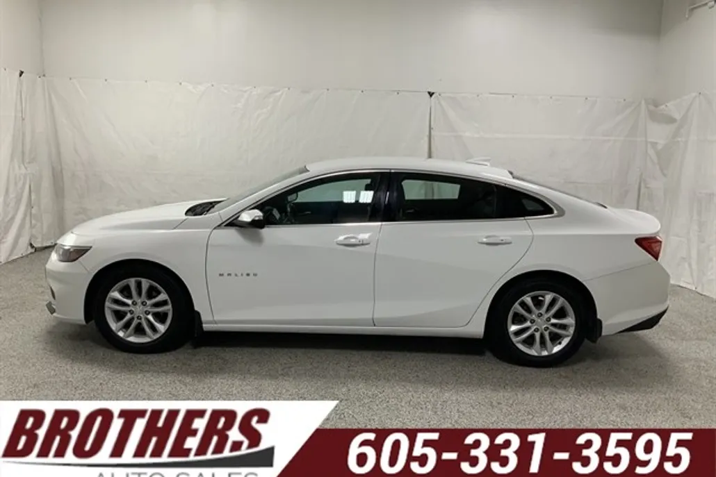 2017 Chevrolet Malibu 1LT photo 1