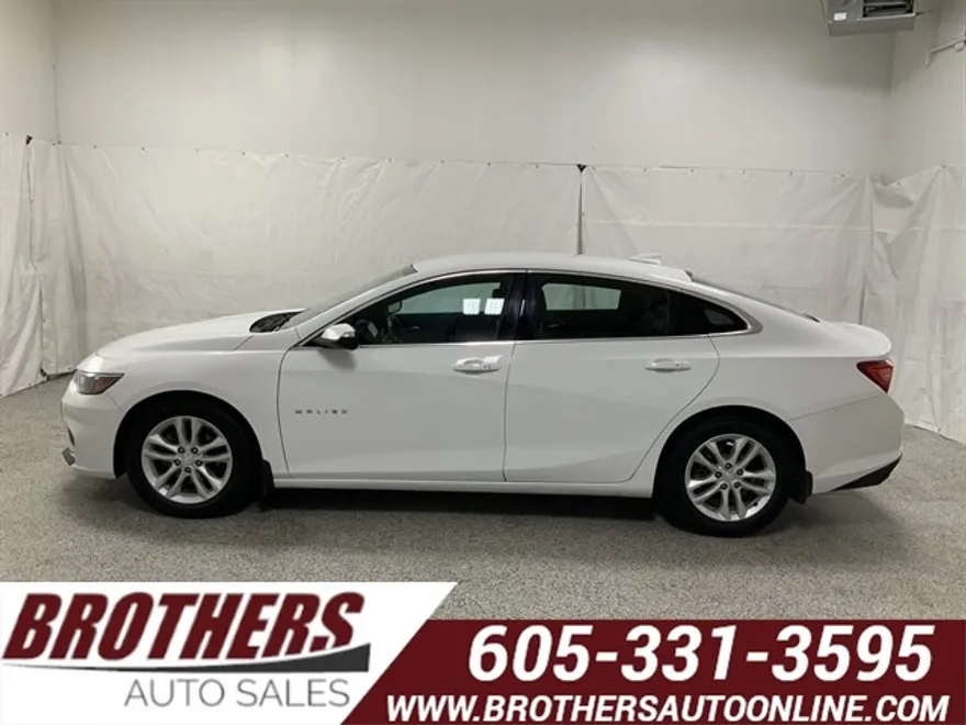 2017 Chevrolet Malibu 1LT photo 1