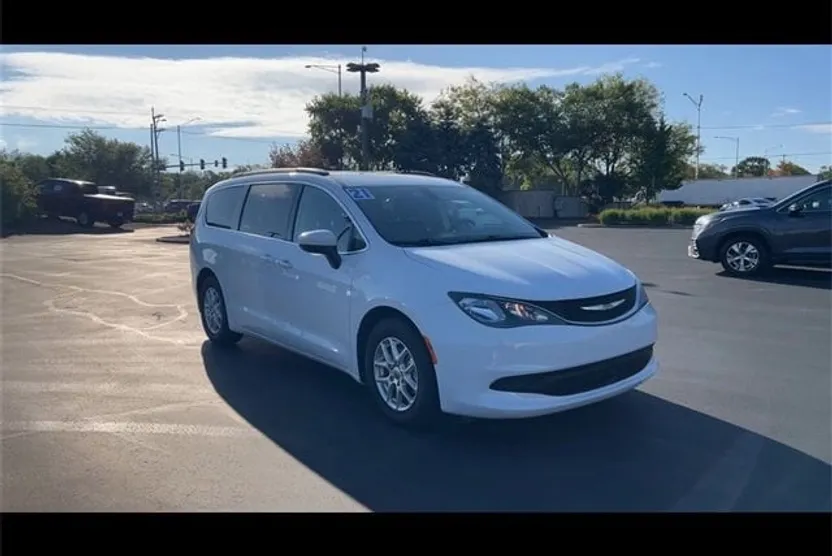 2021 Chrysler Voyager LXi photo 1
