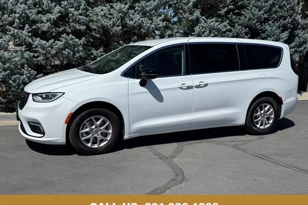 2024 Chrysler Pacifica Touring L photo 1