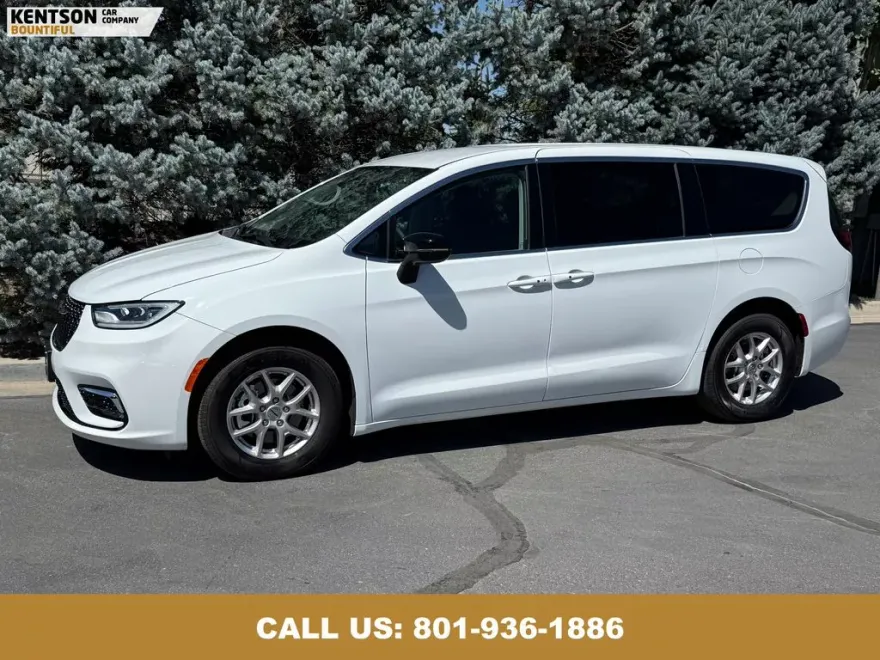 2024 Chrysler Pacifica Touring L photo 1