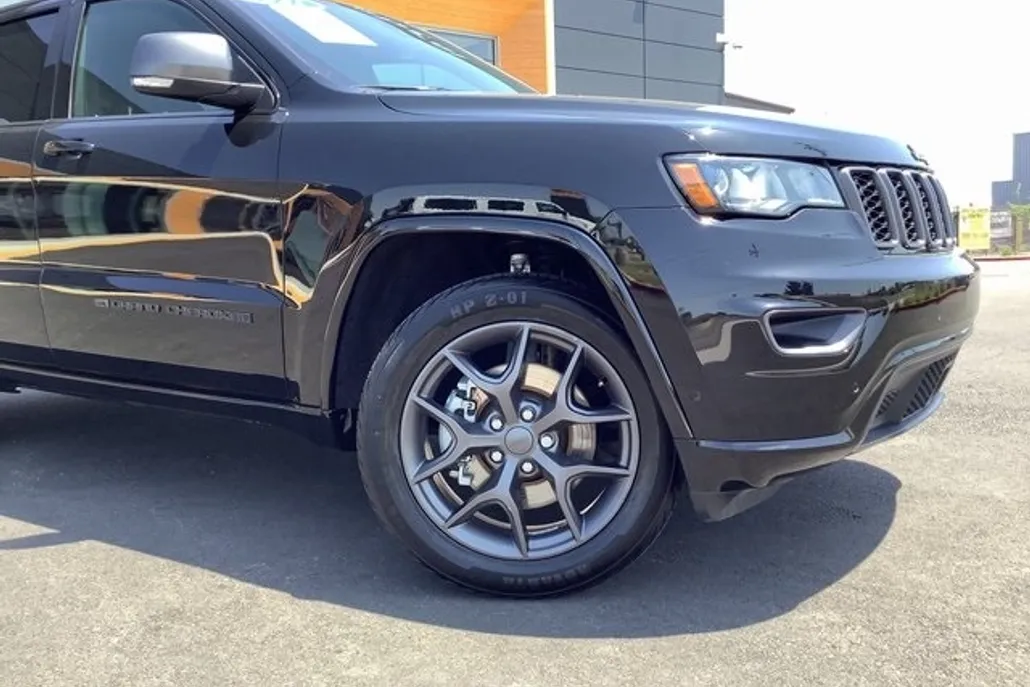 2021 Jeep Grand Cherokee Anniversary Edition photo 1