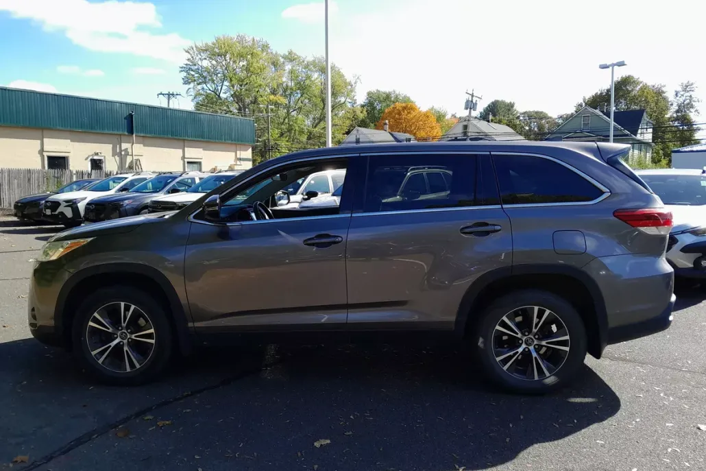 2019 Toyota Highlander LE Plus photo 1
