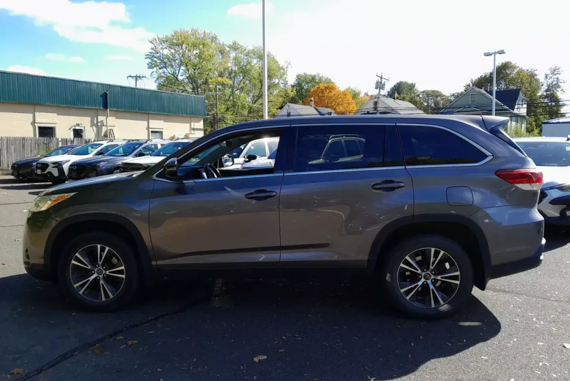 2019 Toyota Highlander LE Plus photo 1