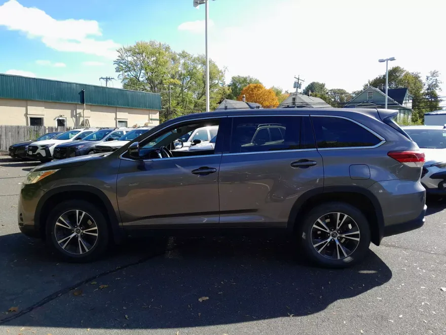 2019 Toyota Highlander LE Plus photo 1