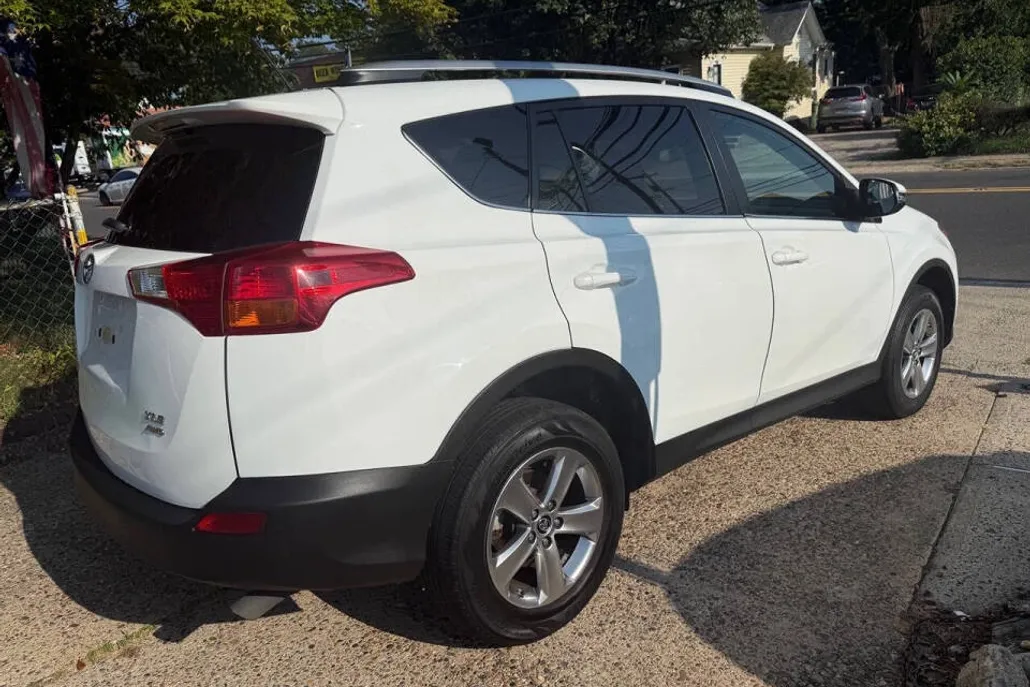 2015 Toyota RAV4 XLE photo 1