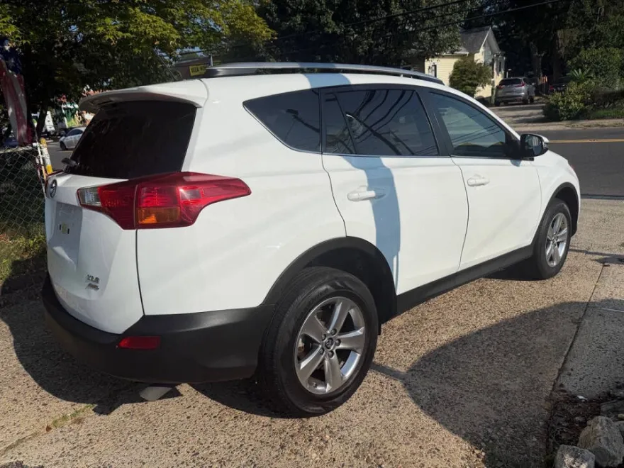 2015 Toyota RAV4 XLE photo 1