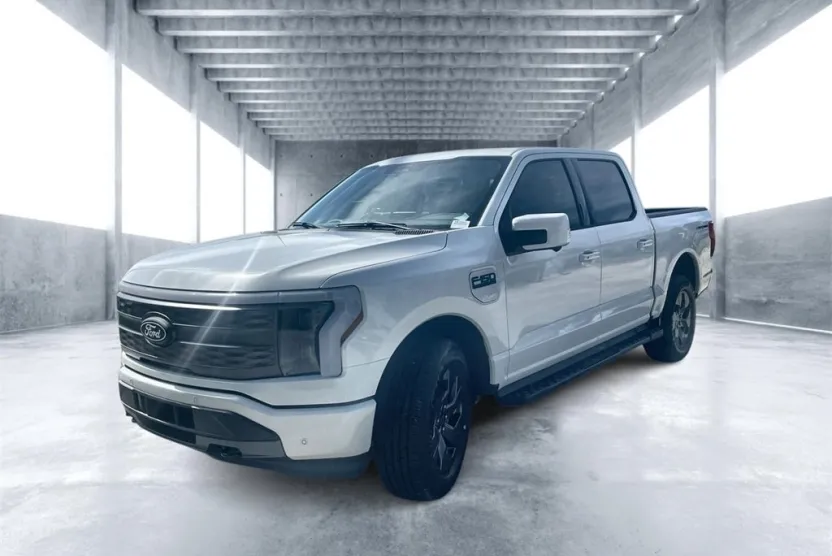 2025 Ford F-150 Lightning Lariat photo 1