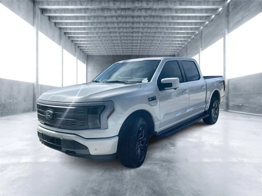 2025 Ford F-150 Lightning Lariat photo 1