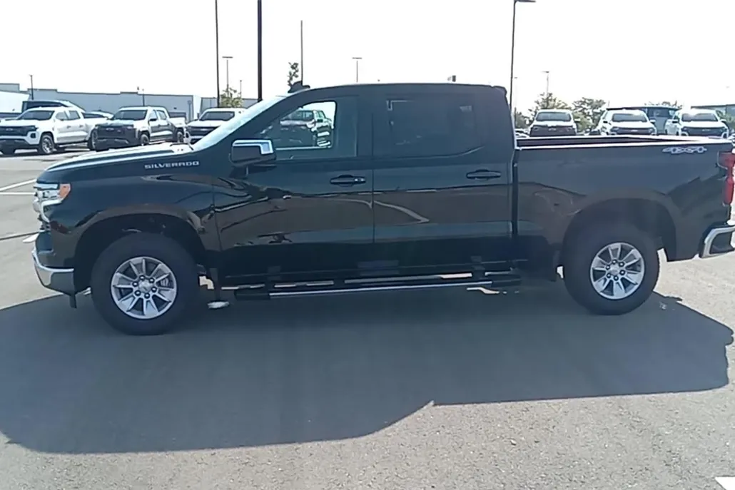 2026 Chevrolet Silverado 1500 LT photo 1