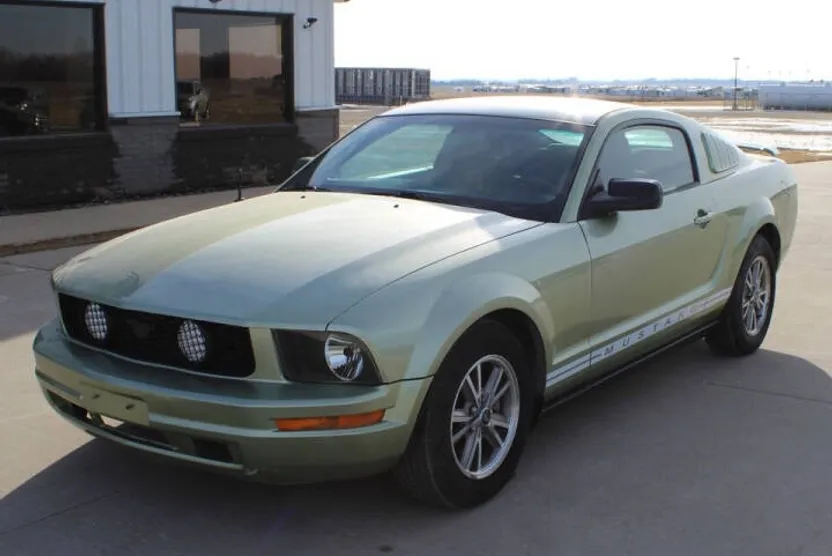 2005 Ford Mustang V6 Deluxe photo 1