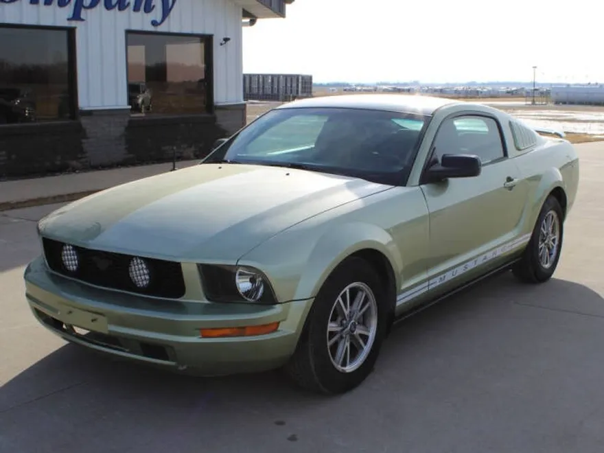 2005 Ford Mustang V6 Deluxe photo 1