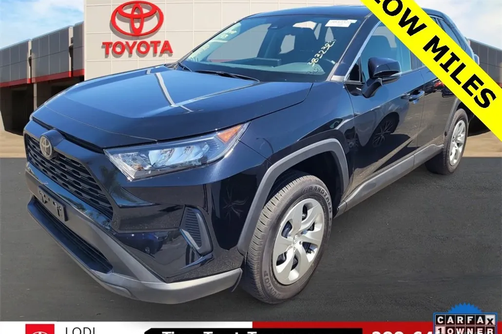 2022 Toyota RAV4 LE photo 1