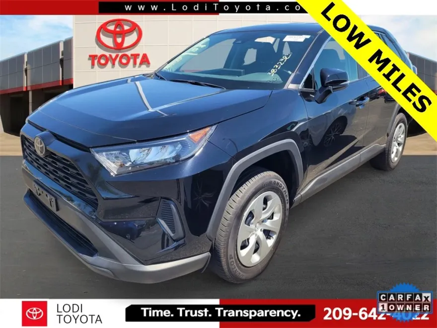 2022 Toyota RAV4 LE photo 1