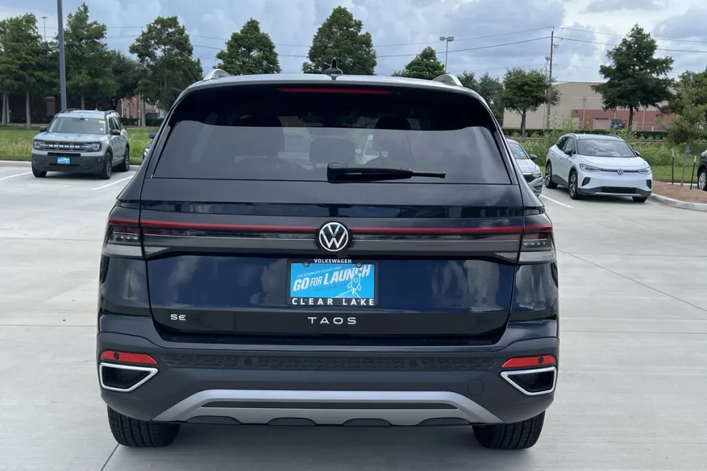 2025 Volkswagen Taos SE photo 1