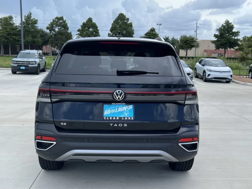 2025 Volkswagen Taos SE photo 1