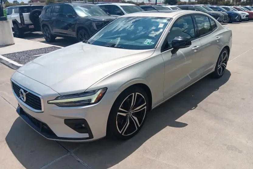 2020 Volvo S60 R-Design photo 1