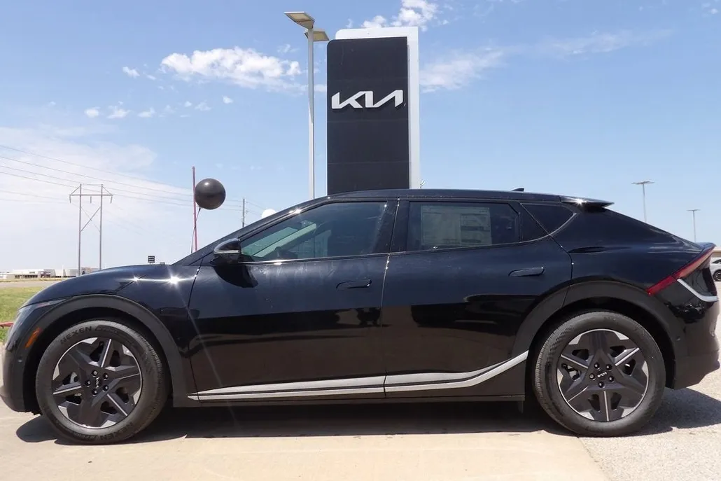 2025 Kia EV6 Light photo 1