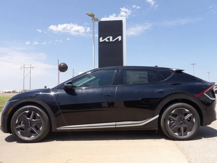 2025 Kia EV6 Light photo 1