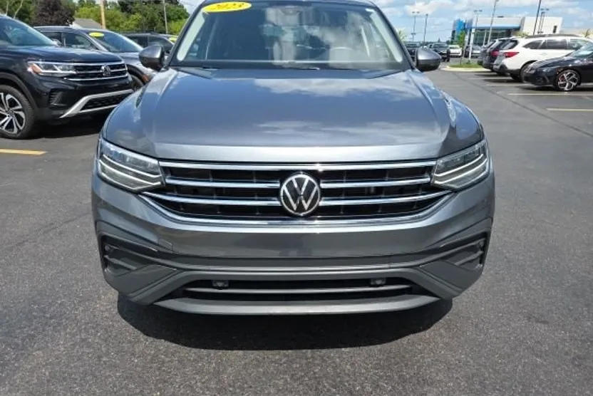 2023 Volkswagen Tiguan SE photo 1