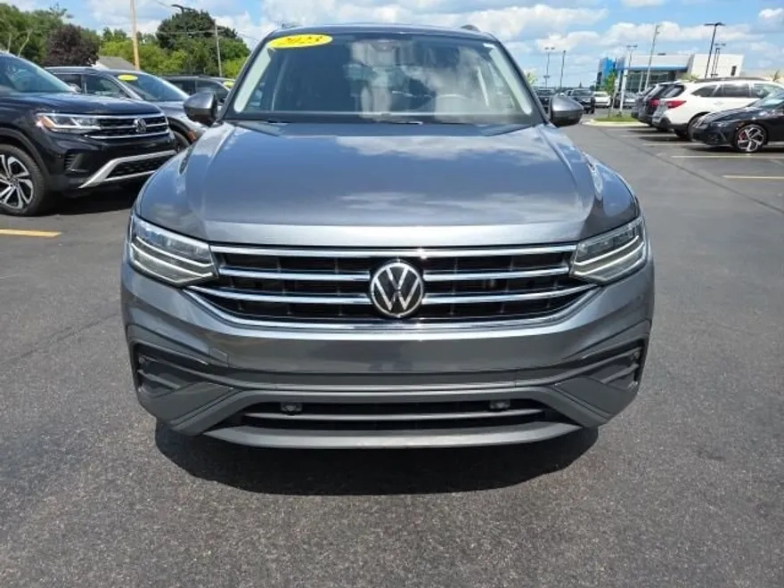 2023 Volkswagen Tiguan SE photo 1