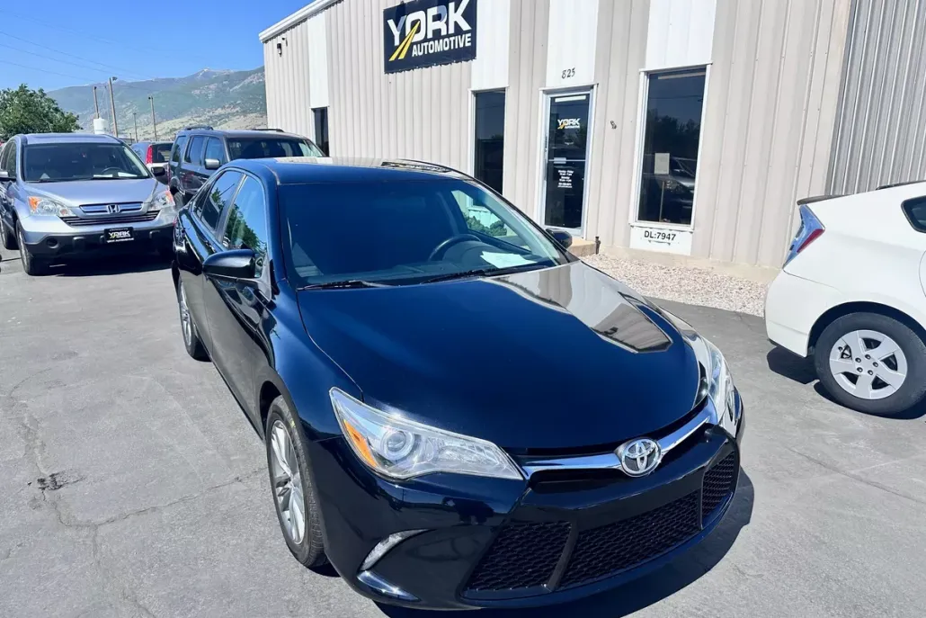 2017 Toyota Camry SE photo 1