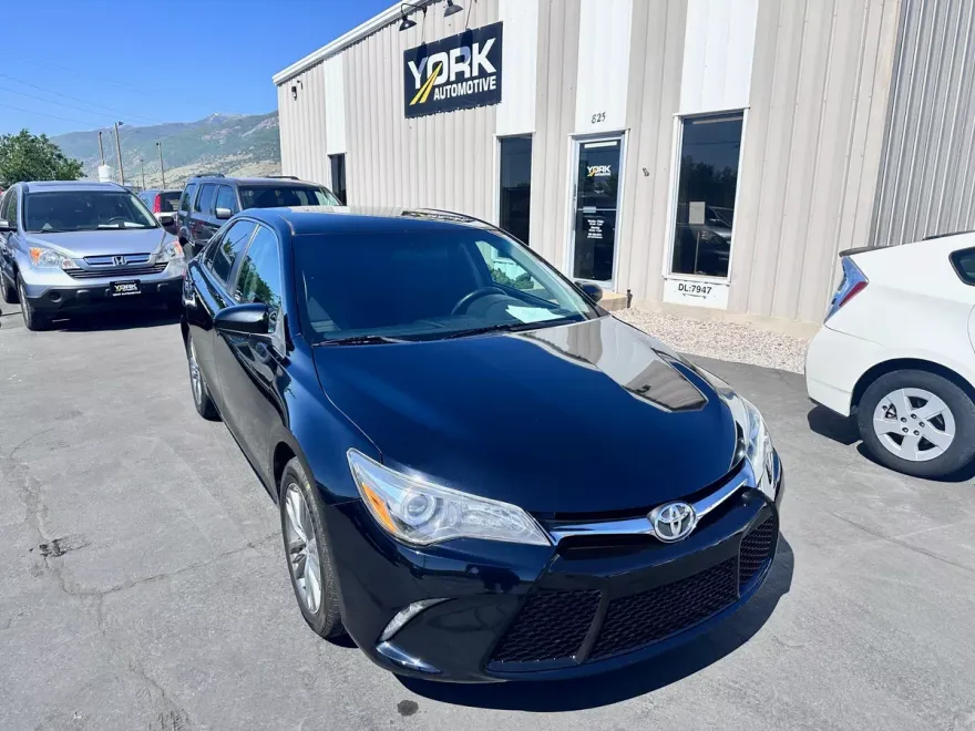 2017 Toyota Camry SE photo 1