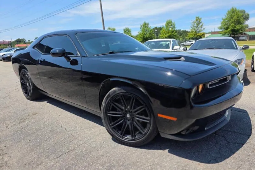 2019 Dodge Challenger SXT photo 1
