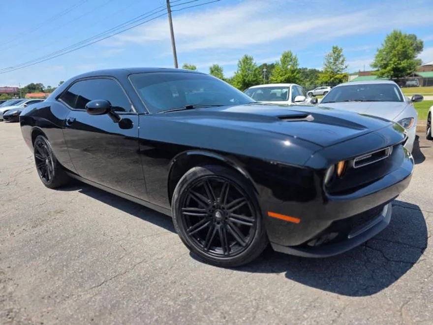 2019 Dodge Challenger SXT photo 1