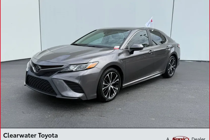 2020 Toyota Camry SE photo 1