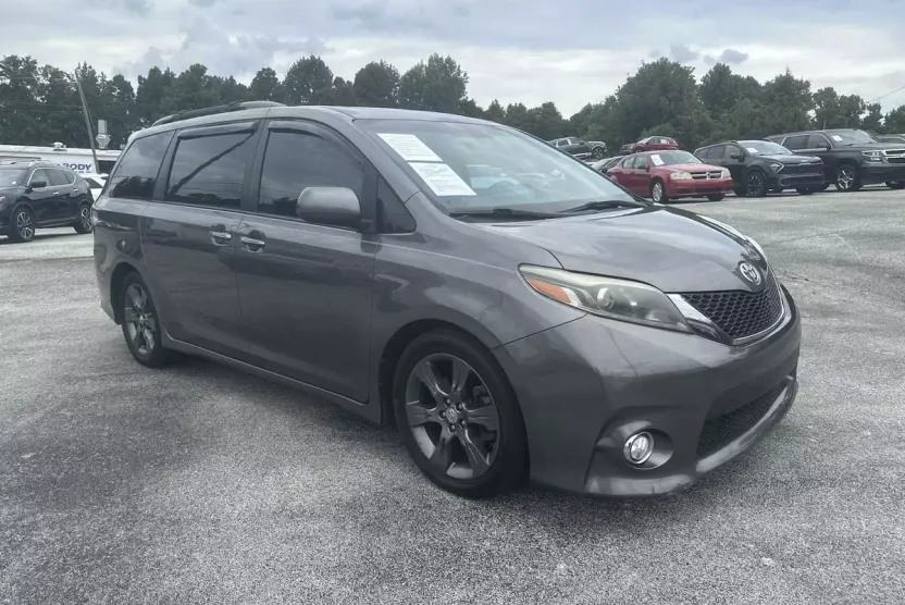 2016 Toyota Sienna SE Premium photo 1