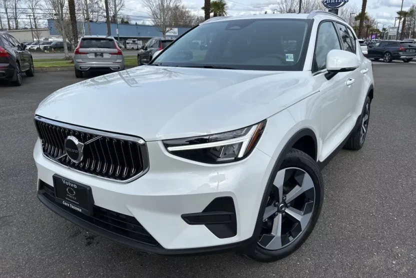 2025 Volvo XC40 Core photo 1