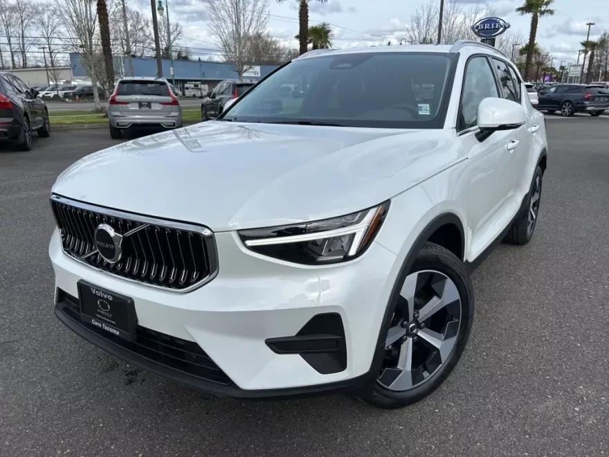2025 Volvo XC40 Core photo 1