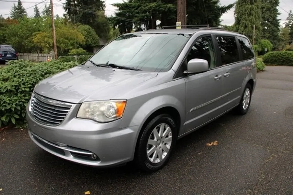 2014 Chrysler Town & Country Touring photo 1