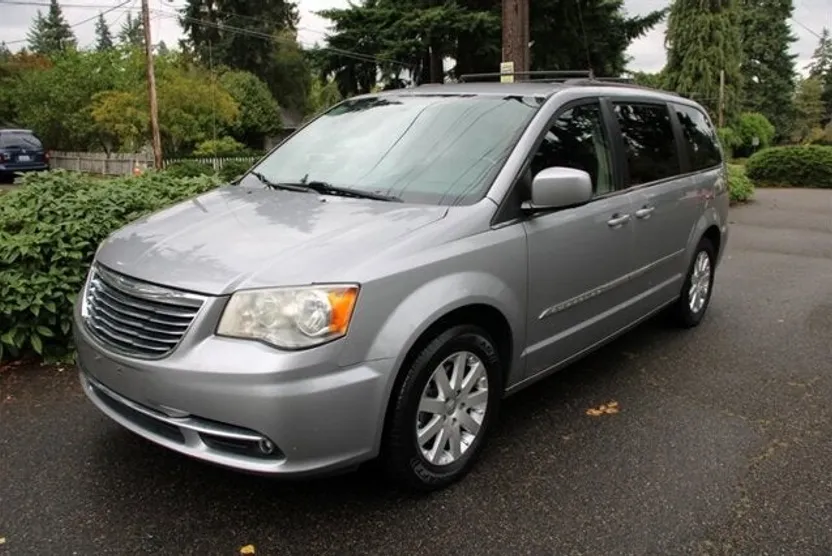 2014 Chrysler Town & Country Touring photo 1