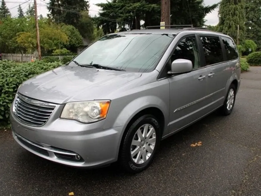 2014 Chrysler Town & Country Touring photo 1