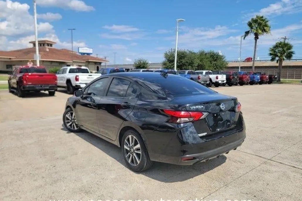 2021 Nissan Versa 1.6 SV photo 1