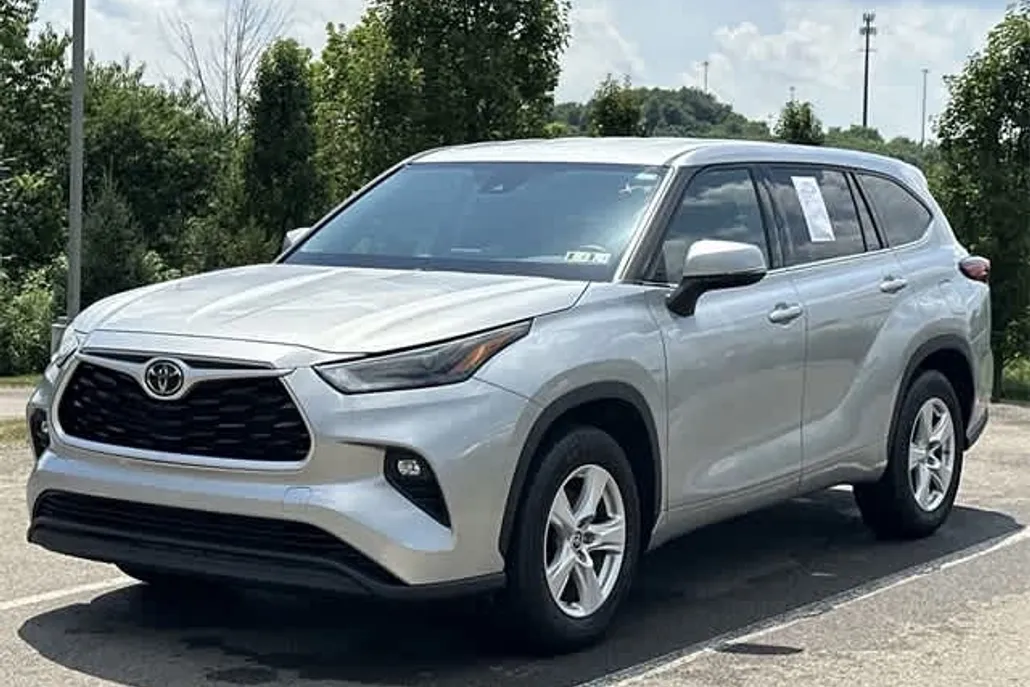 2022 Toyota Highlander LE photo 1