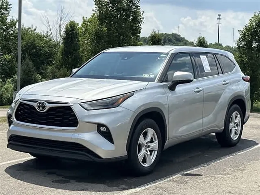 2022 Toyota Highlander LE photo 1