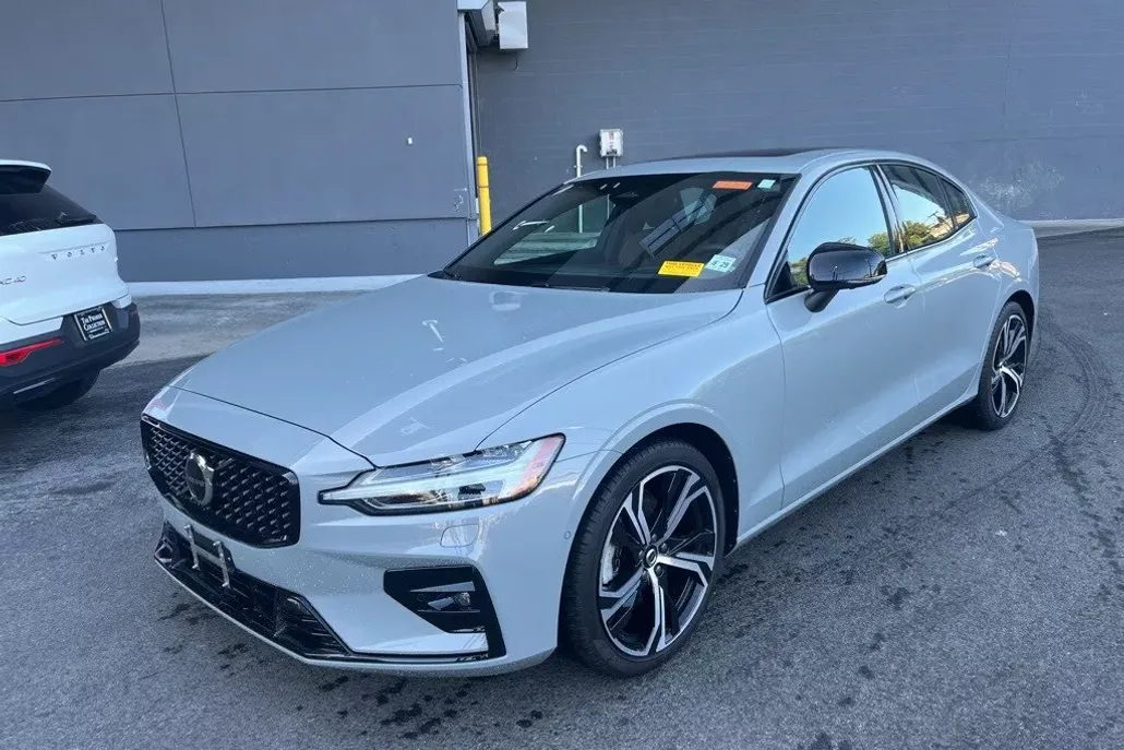 2024 Volvo S60 B5 Ultimate photo 1