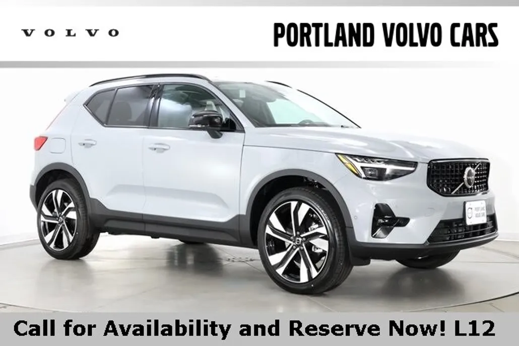 2025 Volvo XC40 photo 1