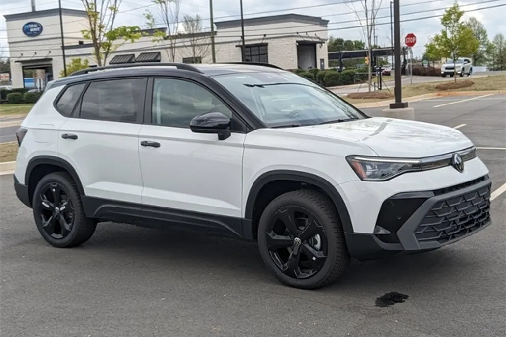 2025 Volkswagen Taos SE photo 1