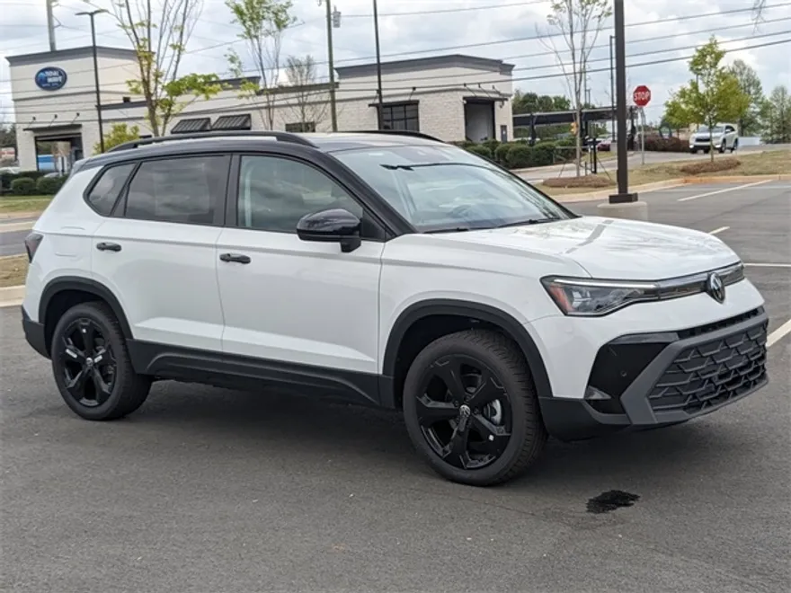 2025 Volkswagen Taos SE photo 1