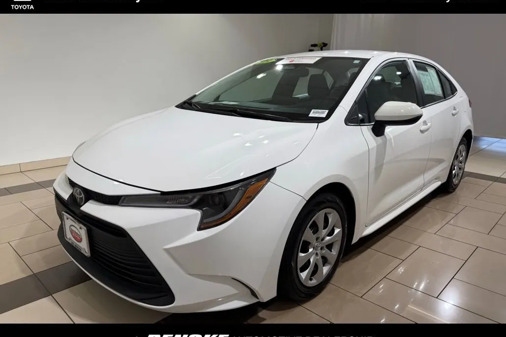 2023 Toyota Corolla LE photo 1