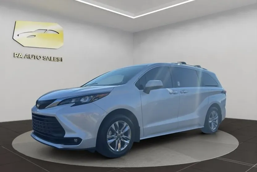 2025 Toyota Sienna XLE photo 1