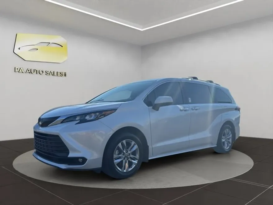 2025 Toyota Sienna XLE photo 1