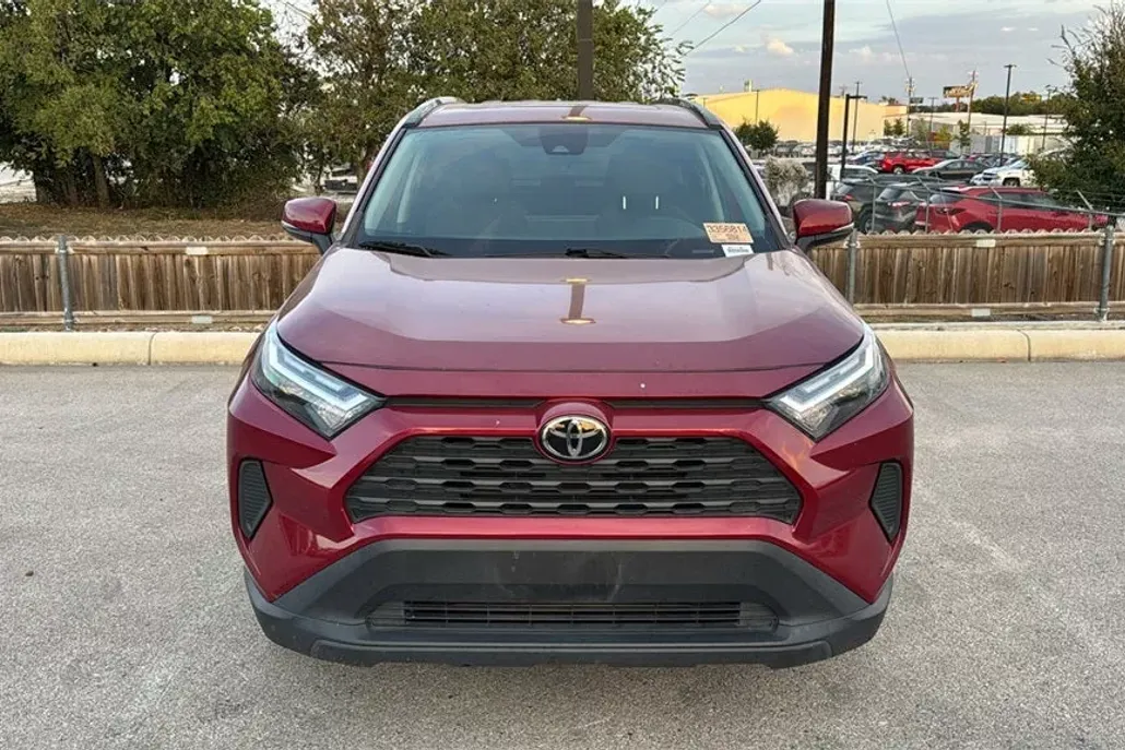 2023 Toyota RAV4 XLE photo 1