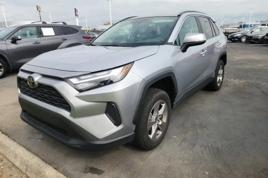 2022 Toyota RAV4 XLE photo 1