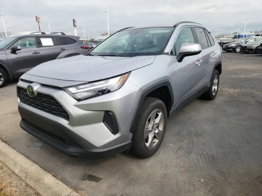 2022 Toyota RAV4 XLE photo 1
